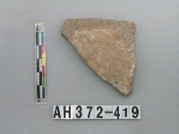 藏品(淺灰褐色夾砂陶片)的圖片